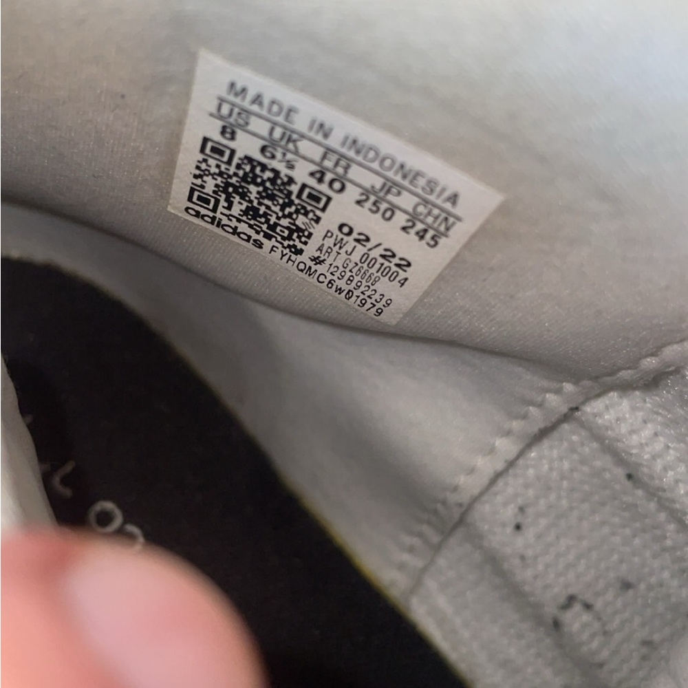 Adidas Classic White and Black Sneakers - Picture 3 of 6